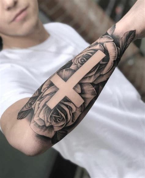 tattoo croce braccio uomo|Tatuaggi sul braccio per uomo: 30 disegni da non。